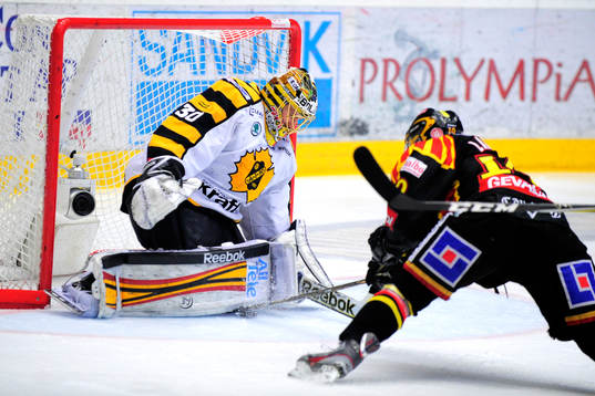Johan Larsson, Brynäs, framför mål