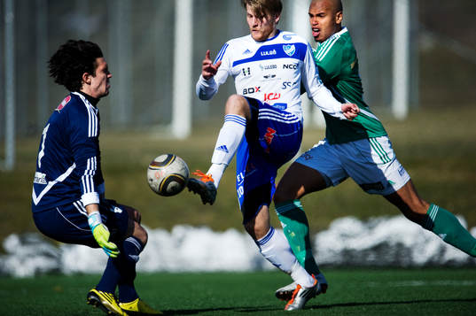 Per Mettävainio, IFk Luleå, oroar framför mål