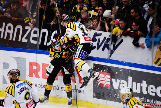 Melker Karlsson, Skellefteå, tacklar Simon Bertilsson,