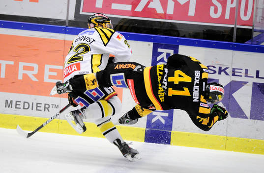 Jörgen Sundqvist, Brynäs tacklar Pierre-Edouard