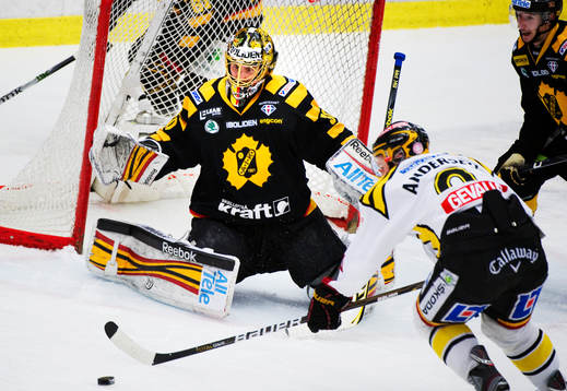 Niclas Andersén, Brynäs, oroar framför Joacim Eriksson,