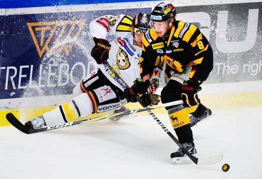 Jonas Nordquist, Brynäs, faller i en närkamp med Petter