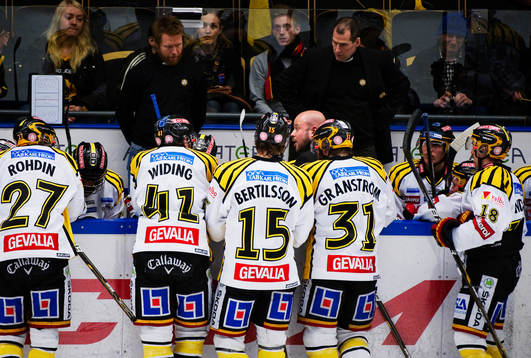 Tommy Jonsson, tränare, Brynäs, pratar med spelarna i