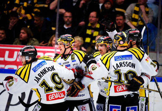 Jakob Silfverberg, Brynäs, gratuleras till sitt 1-2-mål i