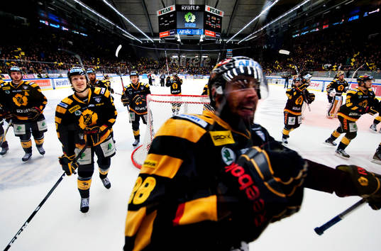 Skellefteå-spelarna tackar publiken