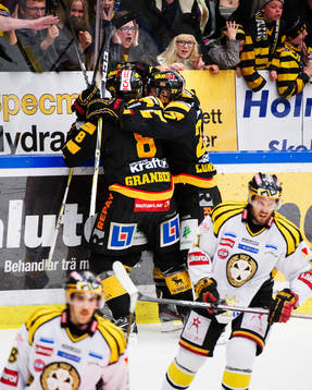 Oscar Möller, Skellefteå, kramas om