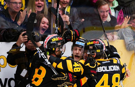 Oscar Möller, Skellefteå, kramas om