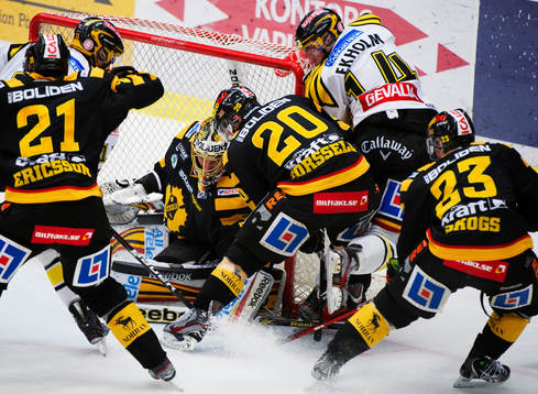 Oroligt framför Joacim Eriksson, målvakt, Skellefteå, i