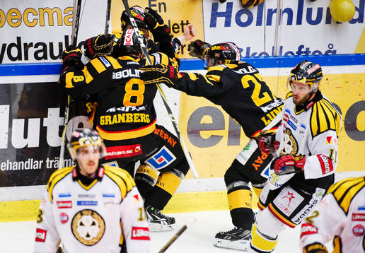 Oscar Möller, Skellefteå, kramas om