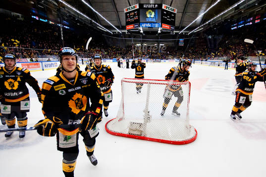 Skellefteå-spelarna tackar publiken