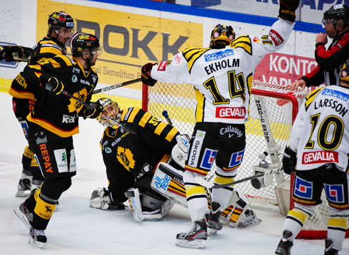Mattias Ekholm, Brynäs, är framme och stör Joacim