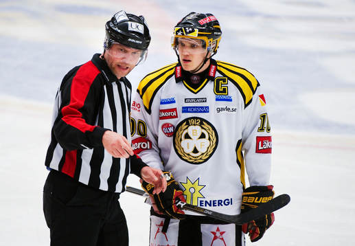 Ulf Rönnmark, domare, och Jakob Silfverberg, Brynäs