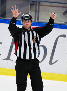 Ulf Rönnmark, domare, delar ut en utvisning till Brynäs