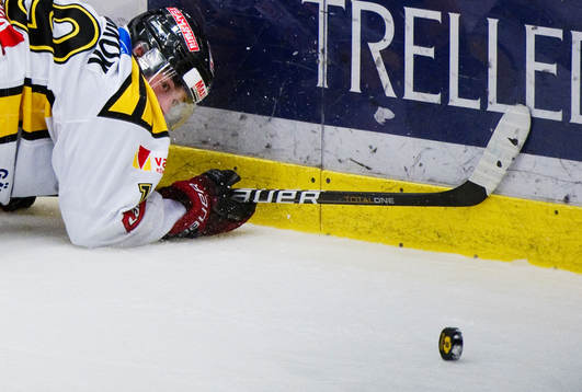 Calle Järnkrok, Brynäs, har blicken på pucken