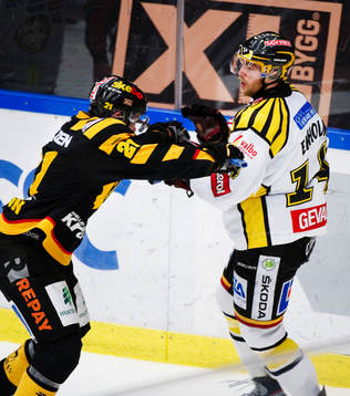 Jimmie Ericsson, Skellefteå, trycker till Mattias Ekholm,