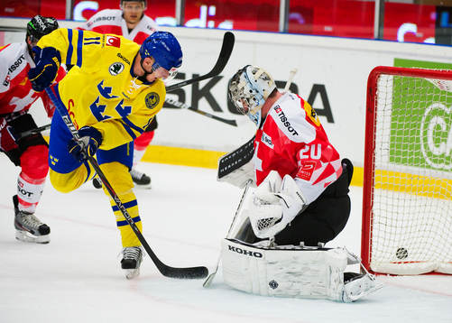 Simon Hjalmarsson, Sverige, oroar framför Reto Berra,
