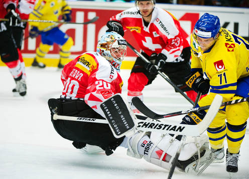Reto Berra, målvakt, Schweiz, utmanas av Jonas Andersson,