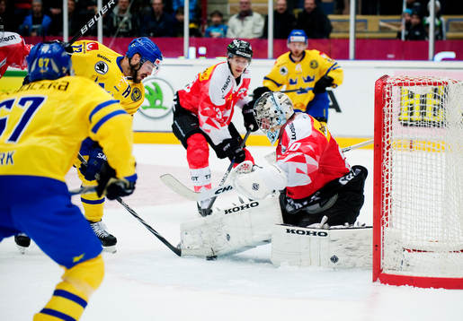 Niklas Persson, Sverige, oroar framför Reto Berra,