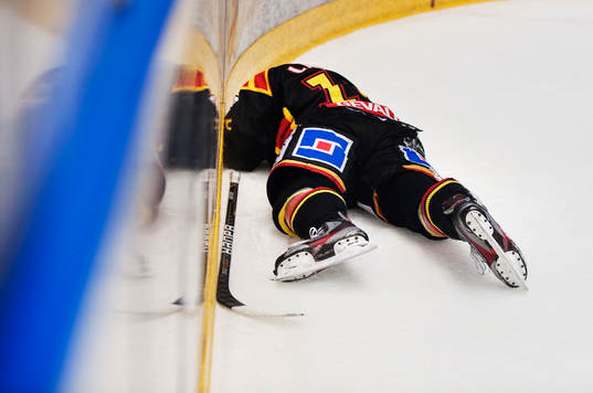Johan Larsson, Brynäs, ligger på isen