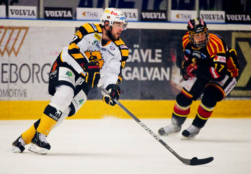 Joakim Lindström, Skellefteå, kontrollerar pucken