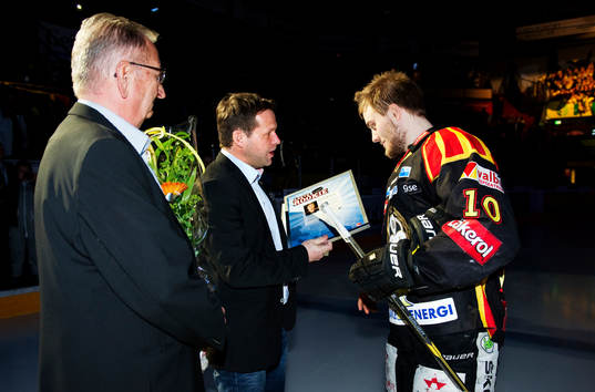 Johan Larsson, Brynäs, tar emot priset för Årets rookie
