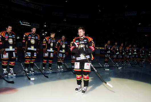 Johan Larsson, Brynäs, åker fram för att mottaga Svenska