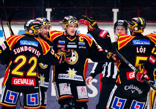 Jakob Silfverberg, Brynäs, gratuleras till sitt 1-0-mål i
