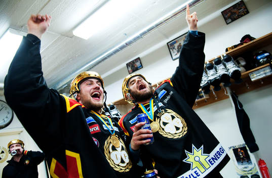 Johan Larsson och Martin Johansson, Brynäs, jublar i
