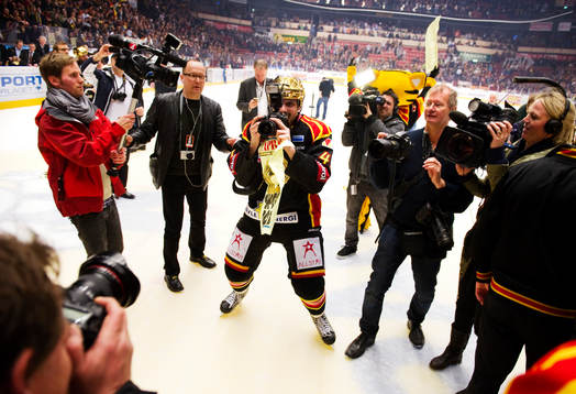 Daniel Widing, Brynäs, fotograferar mediauppbådet och