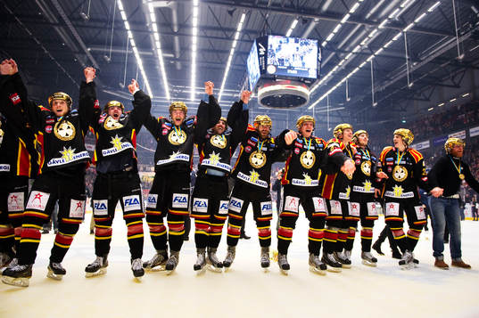 Brynäs spelare tackar publiken