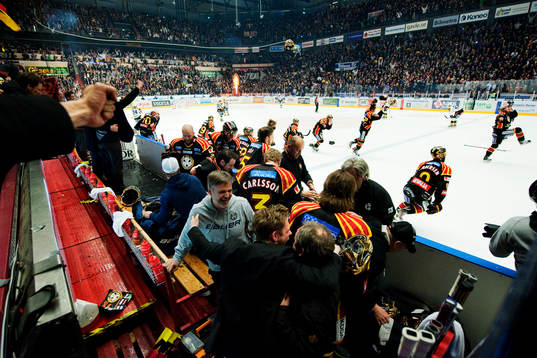 Brynäs-spelarna slänger sig ur båset och jublar vid