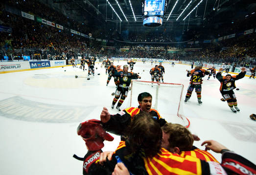 Brynäs-spelarna rusar ut och jublar