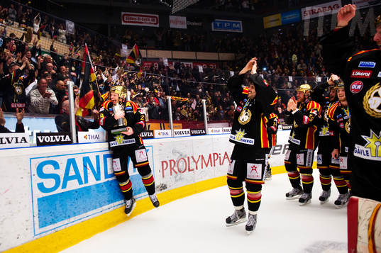 Mads Hansen, Brynäs, hoppar in i sargen med bucklan i