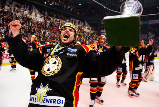Daniel Widing, Brynäs, skriker ut sin glädje. Svenska