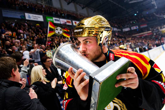 Johan Larsson, Brynäs, kysser bucklan. Svenska Mästare