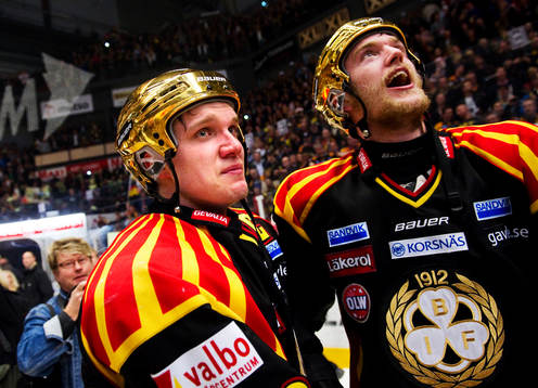 En rörd Jakob Silfverberg och Mattias Ekholm, Brynäs.