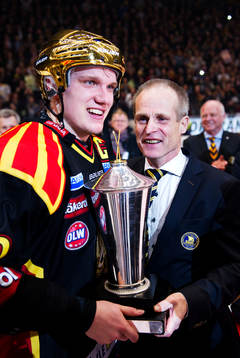 Jakob Silfverberg, Brynäs, tar emot prispokalen av
