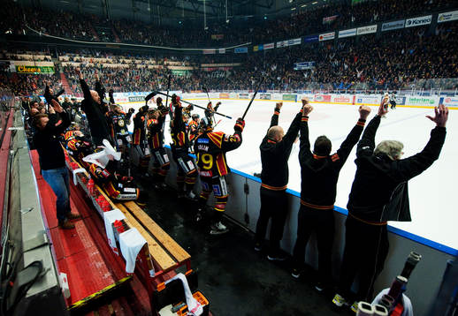 Brynäs-spelarna och Tommy Jonsson, tränare, jublar
