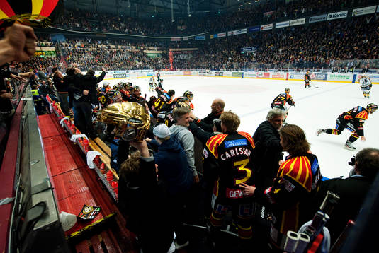 Brynäs-spelarna slänger sig ur båset och jublar vid