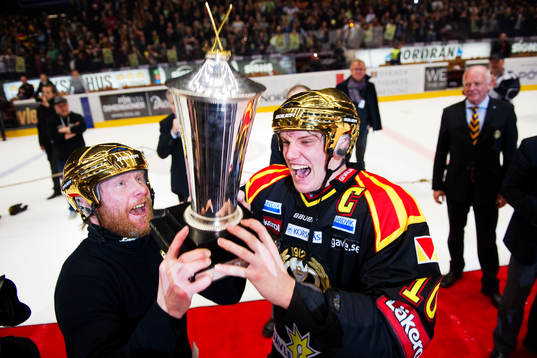 Andreas Dackell och Jakob Silfverberg, Brynäs, lyfter