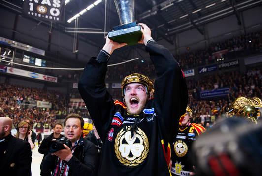 Mattias Ekholm, Brynäs, lyfter pokalen. Pokal, Svenska