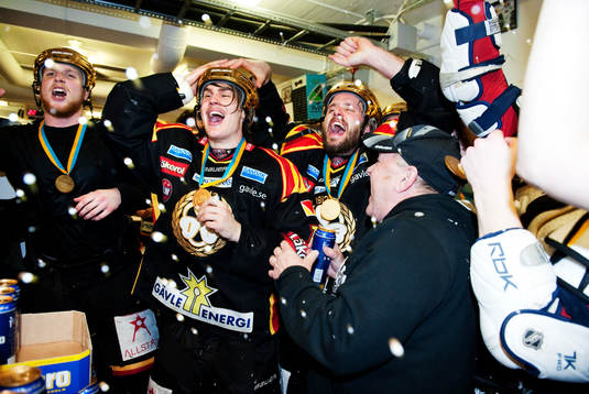 Glädje i Brynäs omklädningsrum. Svenska Mästare 2012,