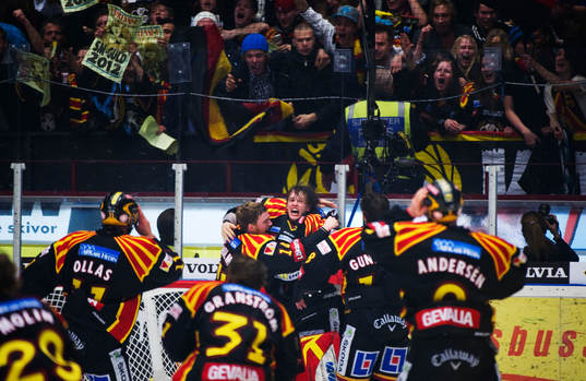 Niklas Svedberg, målvakt, kramas om av Mattias Ekholm,