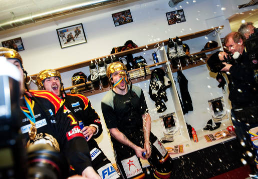 Daniel Widing, Brynäs, sprutar öl i omklädningsrummet.