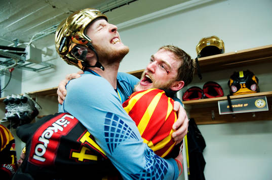 Mattias Ekholm Brynäs, håller Simon Löf. Svenska