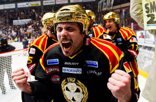 Daniel Widing, Brynäs, jublar. Svenska Mästare 2012,