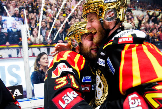 Jonathan Granström kramar Lars Jonsson, Brynäs. Svenska