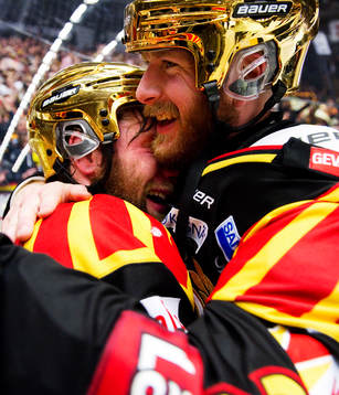 Jonathan Granström kramar Lars Jonsson, Brynäs. Svenska