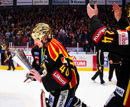Johan Holmqvist, målvakt, Brynäs, håller i pokalen.