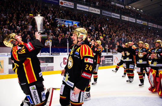 Johan Holmqvist, målvakt, Brynäs, lyfter bucklan. Svenska